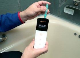 すすぎ洗浄を行い、検査キットで配管内部の汚れを採取して計測
